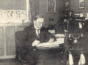 Valdemar Selmer Trane ved skrivebord